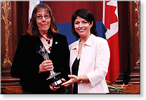 Mme Denise Martin, responsable du projet &agrave; la Ville de Gatineau et Mme Line Beauchamp, ministre du D&eacute;veloppement durable, de l'Environnement et des Parcs au gouvernement du Qu&eacute;bec